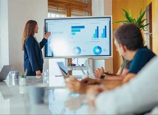 29% of manufacturing employees report widening pay gaps, emphasizing the need for more transparent pay practices.